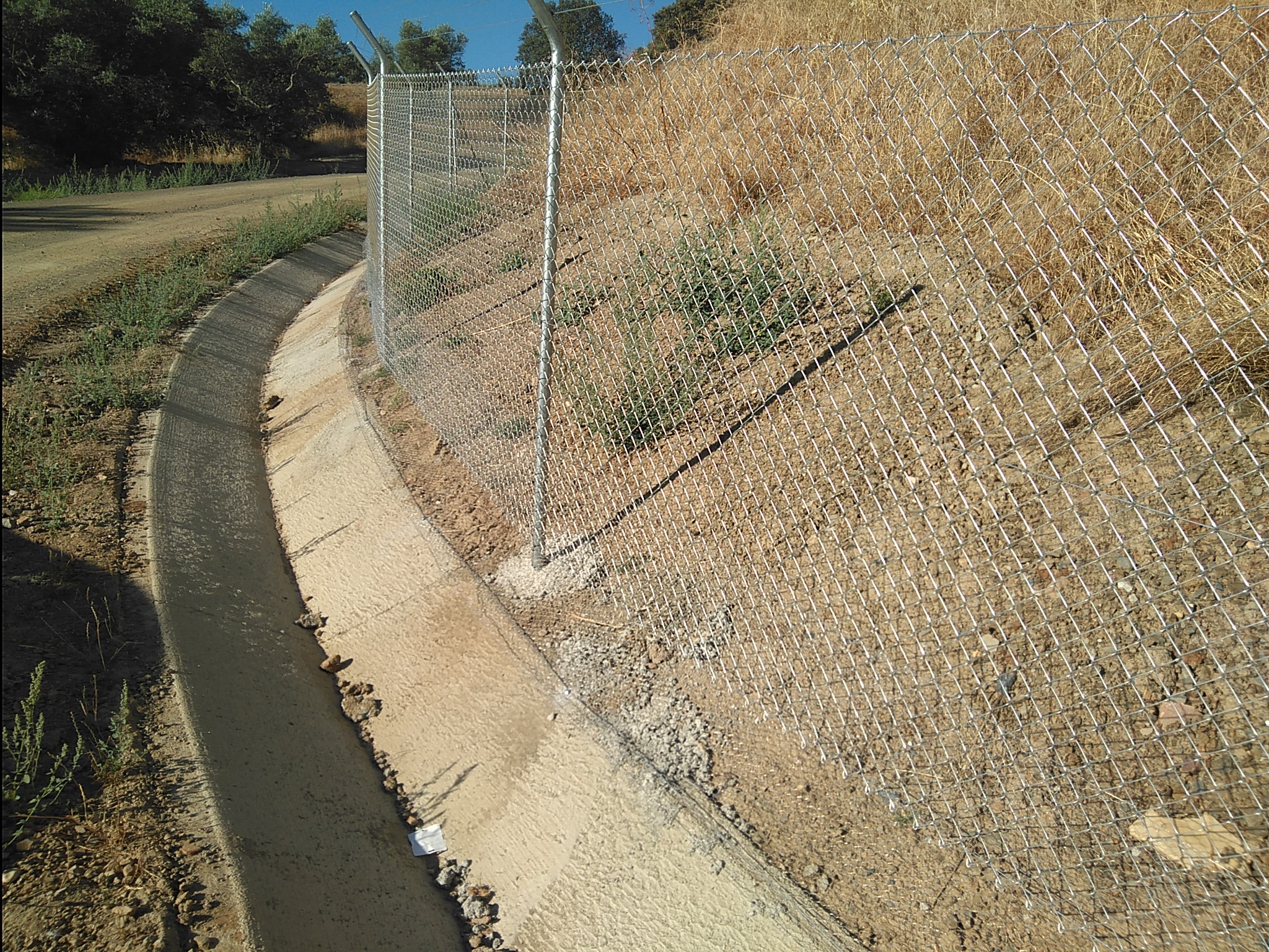 Perimeter fence to avoid the entry of small mammals Perimeter fence to avoid the entry of small mammals