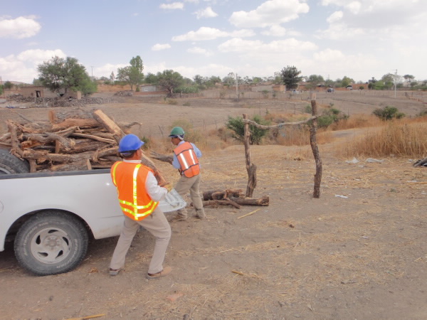 Donación de leña y madera a pobladores