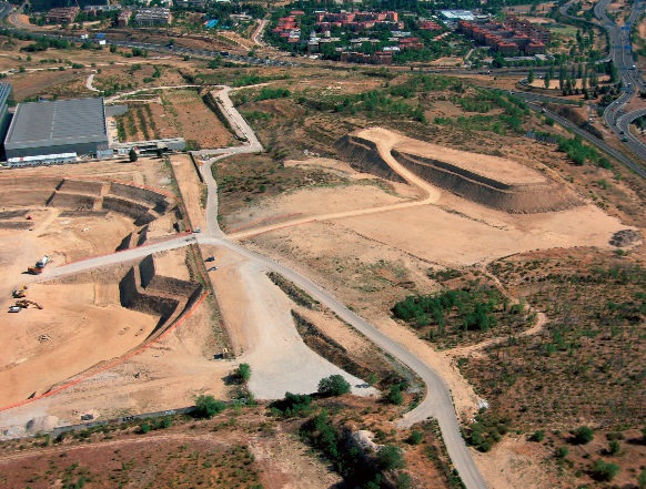 On the left, a panoramic view of the site; on the right, stockpiles of earth. On the left, a panoramic view of the site; on the right, stockpiles of earth.