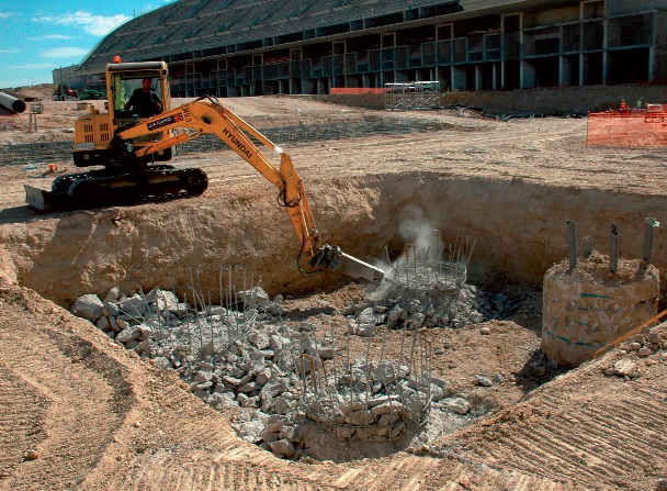 The initial project involved digging a trench for each pile head, which made the pile head stripping and steelwork tasks, and the formwork for them more difficult. The initial project involved digging a trench for each pile head, which made the pile head stripping and steelwork tasks, and the formwork for them more difficult.