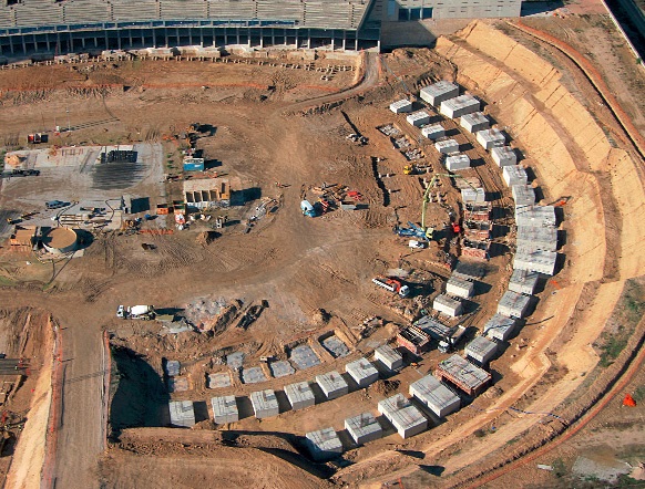 The definitive solution for fitting the foundation pile was to dig a trench to ensure that the work could be executed correctly The definitive solution for fitting the foundation pile was to dig a trench to ensure that the work could be executed correctly