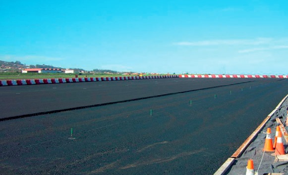 Laying the asphalt agglomerate Laying the asphalt agglomerate