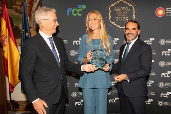 Mrs. Esther Alcocer Koplowitz, presented with the Eduardo Barrachina Golden Award 2025